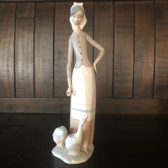 Girl With Geese #1035 Spanish Lladro